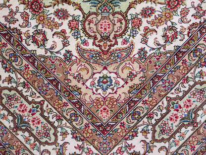 Sehr feiner, handgeknüpfter Khademi Orientteppich mit Ghom Design aus reiner Seide, grün, pistazie, creme, weiß. 183x124 cm. Vertrieb durch Jupiter Intl.