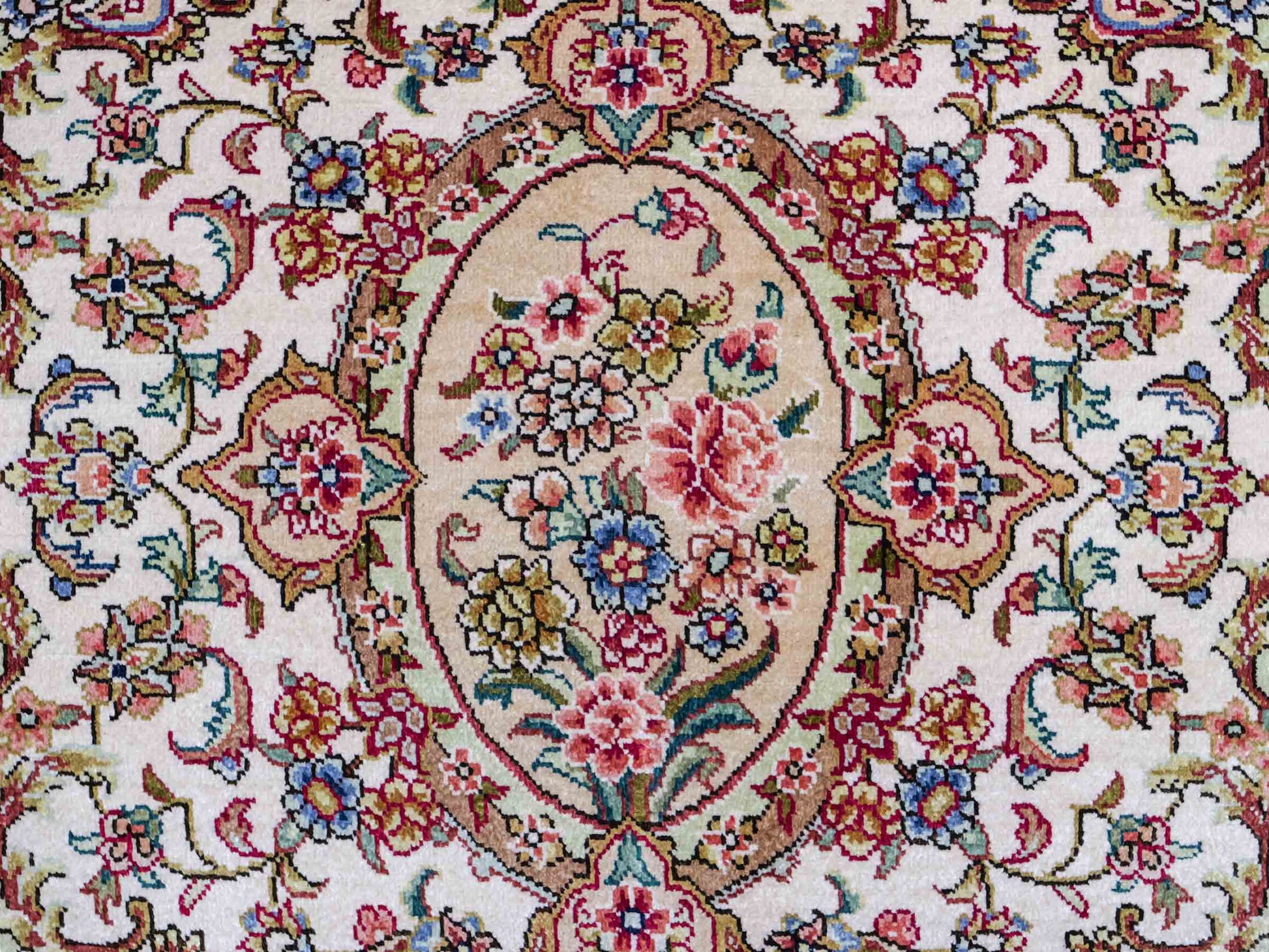 Sehr feiner, handgeknüpfter Khademi Orientteppich mit Ghom Design aus reiner Seide, grün, pistazie, creme, weiß. 183x124 cm. Vertrieb durch Jupiter Intl.