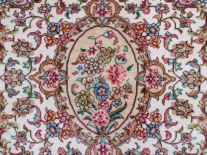 Sehr feiner, handgeknüpfter Khademi Orientteppich mit Ghom Design aus reiner Seide, grün, pistazie, creme, weiß. 183x124 cm. Vertrieb durch Jupiter Intl.