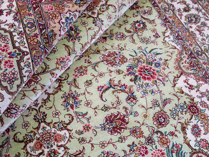Sehr feiner, handgeknüpfter Khademi Orientteppich mit Ghom Design aus reiner Seide, grün, pistazie, creme, weiß. 183x124 cm. Vertrieb durch Jupiter Intl.