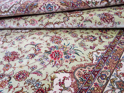 Sehr feiner, handgeknüpfter Khademi Orientteppich mit Ghom Design aus reiner Seide, grün, pistazie, creme, weiß. 183x124 cm. Vertrieb durch Jupiter Intl.
