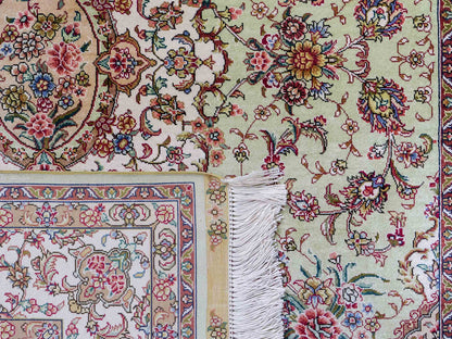 Sehr feiner, handgeknüpfter Khademi Orientteppich mit Ghom Design aus reiner Seide, grün, pistazie, creme, weiß. 183x124 cm. Vertrieb durch Jupiter Intl.