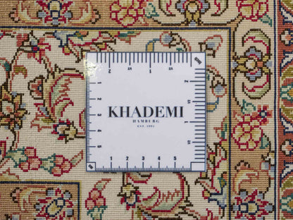 Sehr feiner, handgeknüpfter Khademi Orientteppich mit Ghom Design aus reiner Seide, grün, pistazie, creme, weiß. 183x124 cm. Vertrieb durch Jupiter Intl.