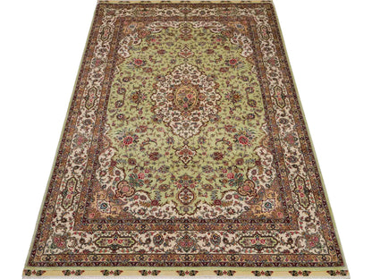 Sehr feiner, handgeknüpfter Khademi Orientteppich mit Ghom Design aus reiner Seide, grün, pistazie, creme, weiß. 183x124 cm. Vertrieb durch Jupiter Intl.