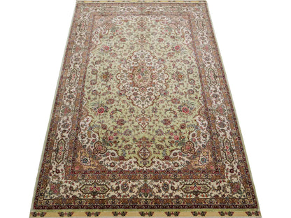 Sehr feiner, handgeknüpfter Khademi Orientteppich mit Ghom Design aus reiner Seide, grün, pistazie, creme, weiß. 183x124 cm. Vertrieb durch Jupiter Intl.