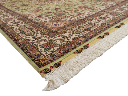 Sehr feiner, handgeknüpfter Khademi Orientteppich mit Ghom Design aus reiner Seide, grün, pistazie, creme, weiß. 183x124 cm. Vertrieb durch Jupiter Intl.