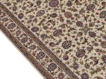 Sehr feiner, handgeknüpfter Khademi Orientteppich mit Ghom Design aus purer Seide, weiß, creme. 183x78 cm. Vertrieb durch Jupiter Intl.
