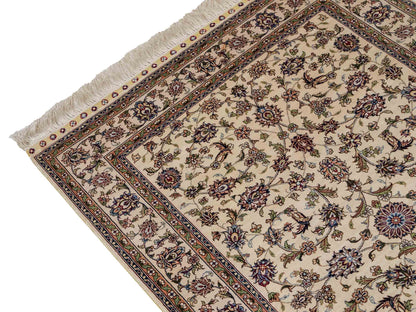 Sehr feiner, handgeknüpfter Khademi Orientteppich mit Ghom Design aus purer Seide, weiß, creme. 183x78 cm. Vertrieb durch Jupiter Intl.