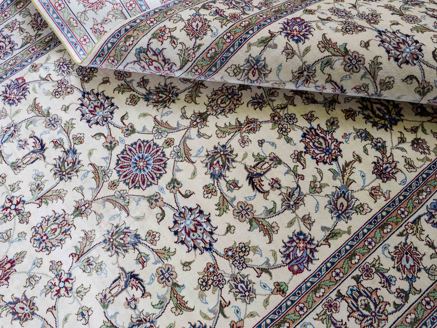 Sehr feiner, handgeknüpfter Khademi Orientteppich mit Ghom Design aus purer Seide, weiß, creme. 183x78 cm. Vertrieb durch Jupiter Intl.