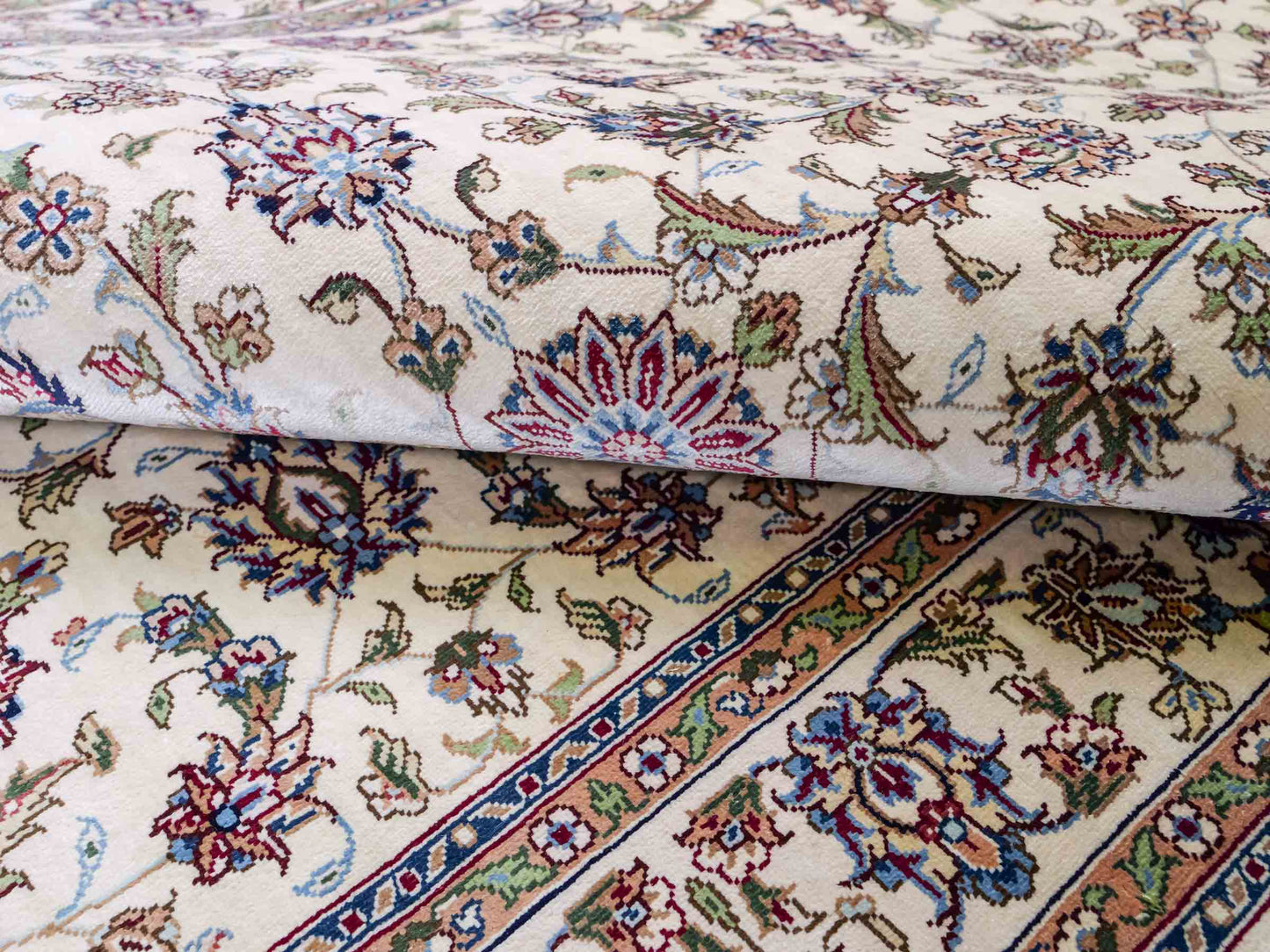 Sehr feiner, handgeknüpfter Khademi Orientteppich mit Ghom Design aus purer Seide, weiß, creme. 183x78 cm. Vertrieb durch Jupiter Intl.