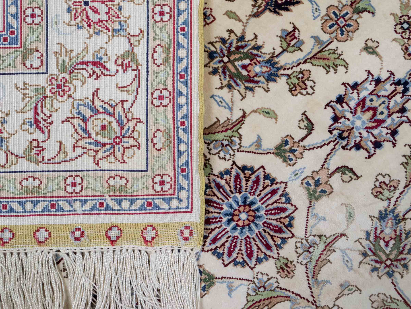 Sehr feiner, handgeknüpfter Khademi Orientteppich mit Ghom Design aus purer Seide, weiß, creme. 183x78 cm. Vertrieb durch Jupiter Intl.