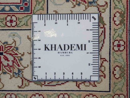 Sehr feiner, handgeknüpfter Khademi Orientteppich mit Ghom Design aus purer Seide, weiß, creme. 183x78 cm. Vertrieb durch Jupiter Intl.