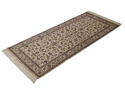 Sehr feiner, handgeknüpfter Khademi Orientteppich mit Ghom Design aus purer Seide, weiß, creme. 183x78 cm. Vertrieb durch Jupiter Intl.