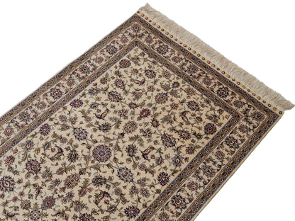 Sehr feiner, handgeknüpfter Khademi Orientteppich mit Ghom Design aus purer Seide, weiß, creme. 183x78 cm. Vertrieb durch Jupiter Intl.
