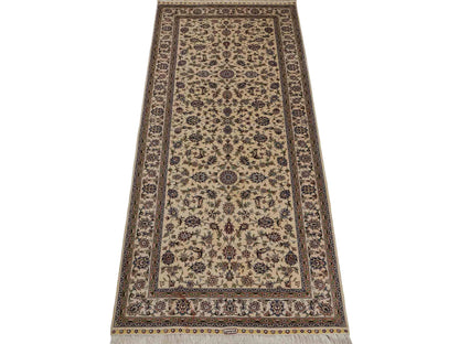 Sehr feiner, handgeknüpfter Khademi Orientteppich mit Ghom Design aus purer Seide, weiß, creme. 183x78 cm. Vertrieb durch Jupiter Intl.