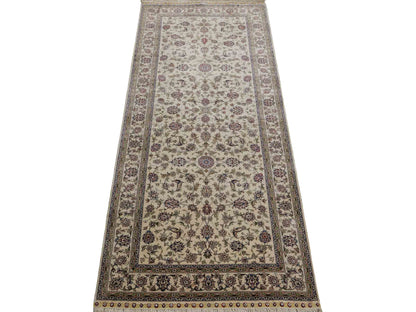 Sehr feiner, handgeknüpfter Khademi Orientteppich mit Ghom Design aus purer Seide, weiß, creme. 183x78 cm. Vertrieb durch Jupiter Intl.