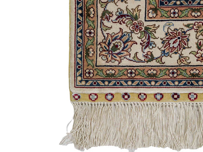 Sehr feiner, handgeknüpfter Khademi Orientteppich mit Ghom Design aus purer Seide, weiß, creme. 183x78 cm. Vertrieb durch Jupiter Intl.