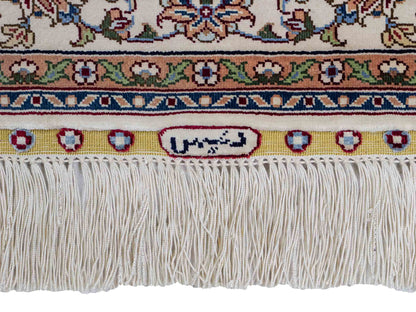 Sehr feiner, handgeknüpfter Khademi Orientteppich mit Ghom Design aus purer Seide, weiß, creme. 183x78 cm. Vertrieb durch Jupiter Intl.