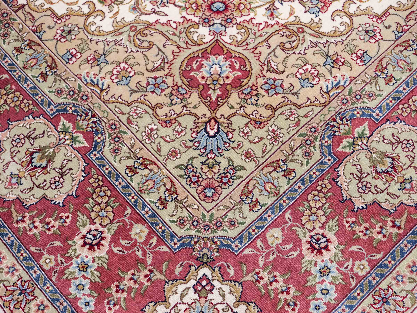 Sehr feiner, handgeknüpfter Khademi Orientteppich mit Ghom Design aus reiner Seide, creme, weiß, rosa. 184x125 cm. Vertrieb durch Jupiter Intl.