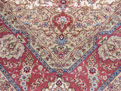 Sehr feiner, handgeknüpfter Khademi Orientteppich mit Ghom Design aus reiner Seide, creme, weiß, rosa. 184x125 cm. Vertrieb durch Jupiter Intl.