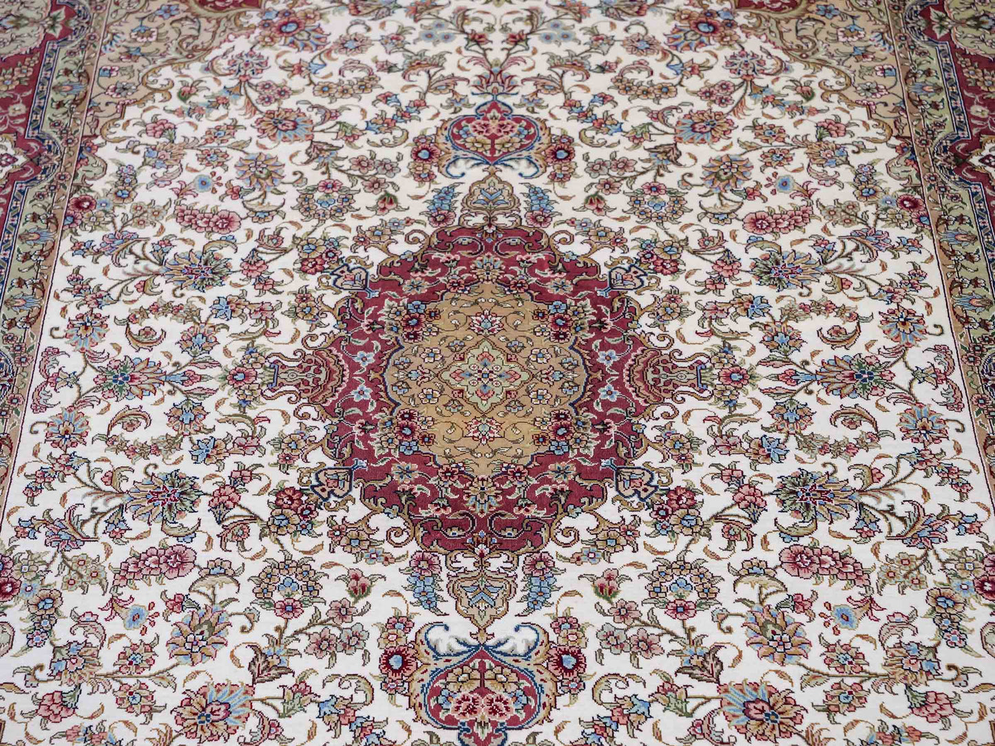 Sehr feiner, handgeknüpfter Khademi Orientteppich mit Ghom Design aus reiner Seide, creme, weiß, rosa. 184x125 cm. Vertrieb durch Jupiter Intl.
