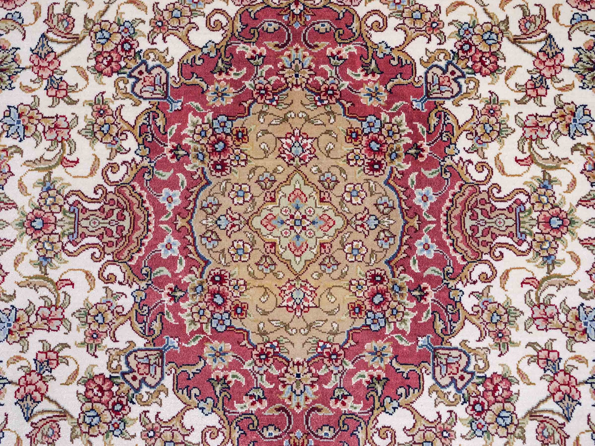 Sehr feiner, handgeknüpfter Khademi Orientteppich mit Ghom Design aus reiner Seide, creme, weiß, rosa. 184x125 cm. Vertrieb durch Jupiter Intl.