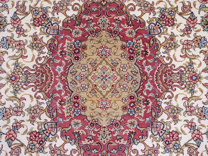 Sehr feiner, handgeknüpfter Khademi Orientteppich mit Ghom Design aus reiner Seide, creme, weiß, rosa. 184x125 cm. Vertrieb durch Jupiter Intl.