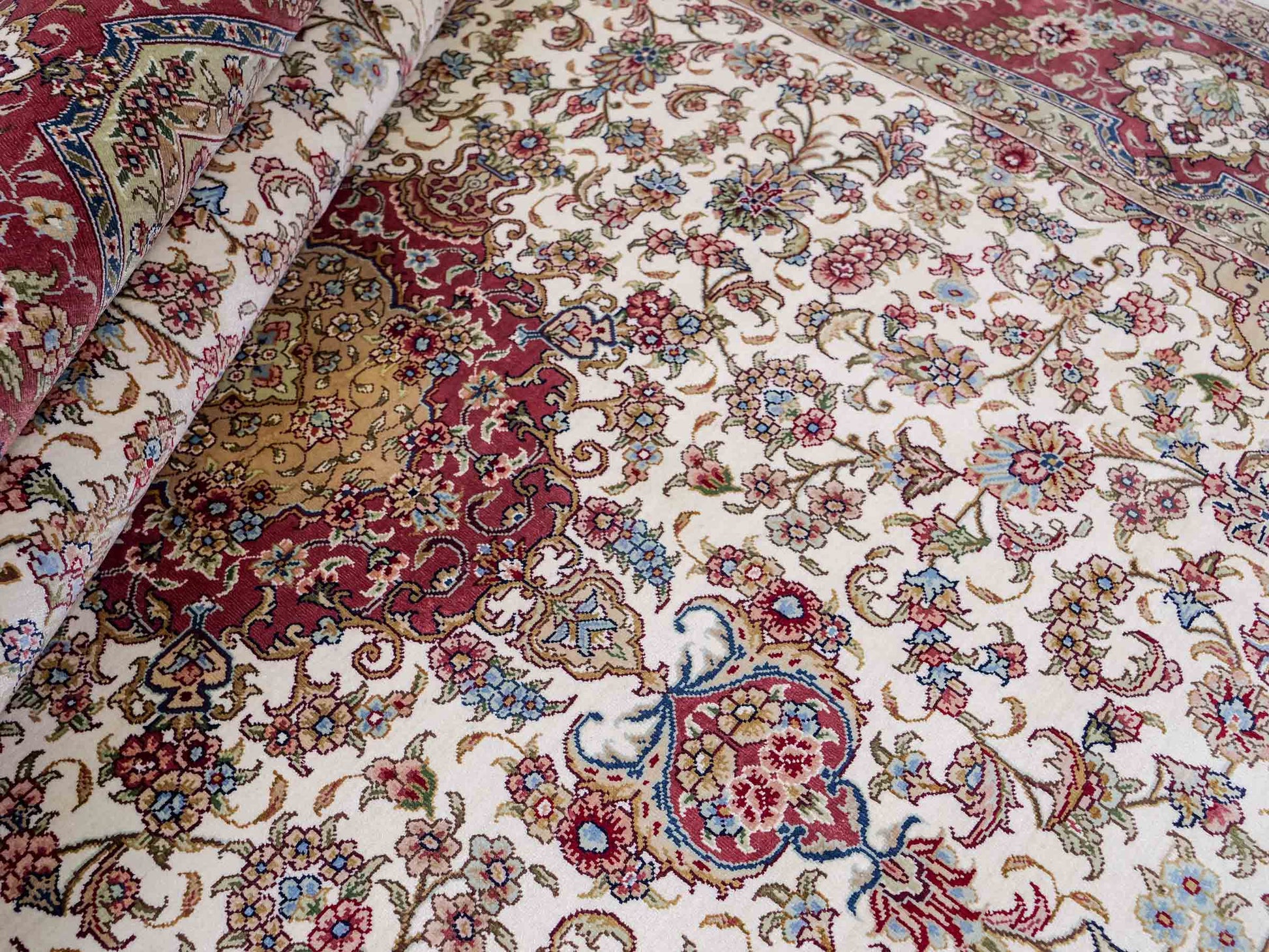 Sehr feiner, handgeknüpfter Khademi Orientteppich mit Ghom Design aus reiner Seide, creme, weiß, rosa. 184x125 cm. Vertrieb durch Jupiter Intl.