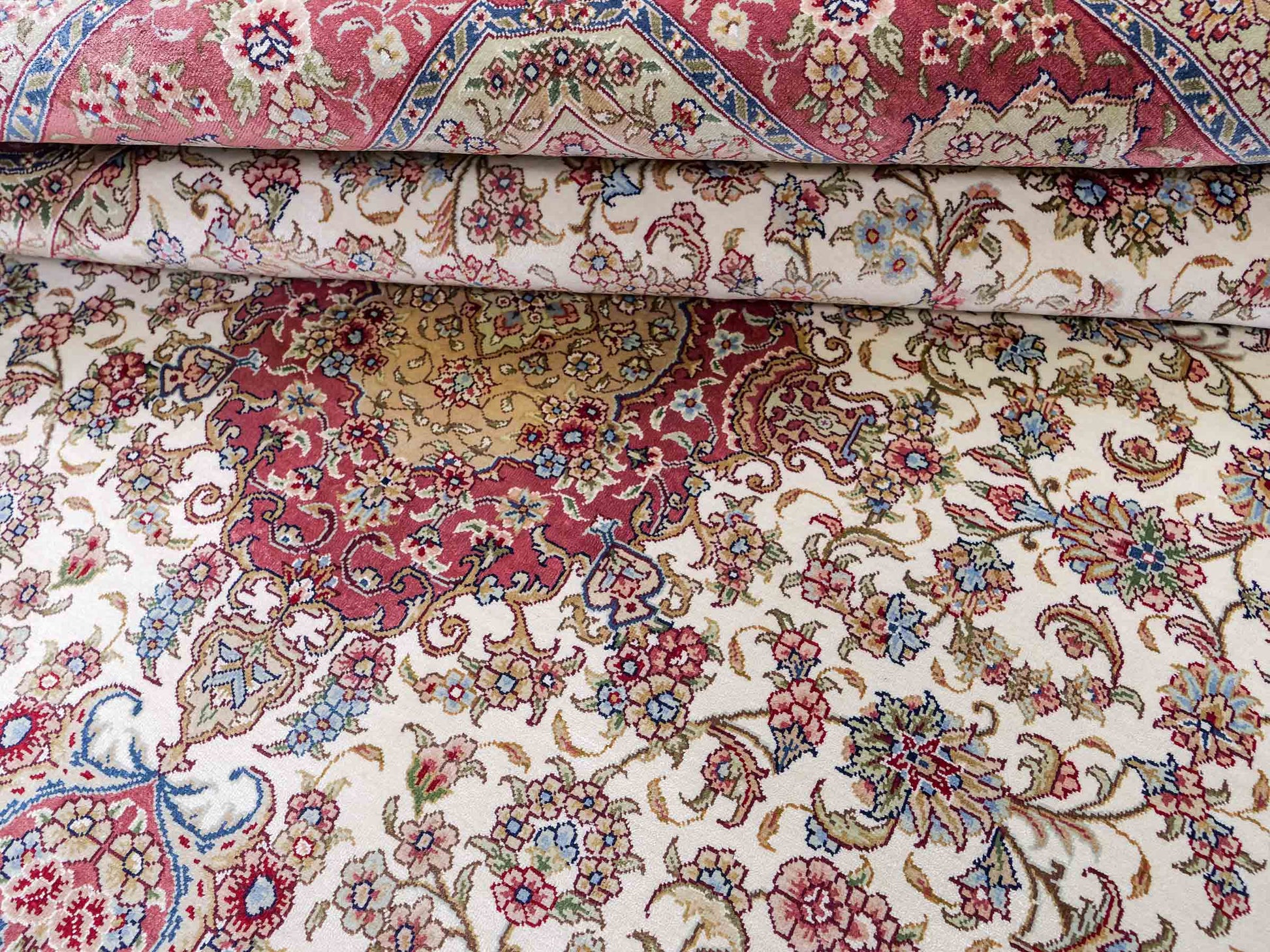 Sehr feiner, handgeknüpfter Khademi Orientteppich mit Ghom Design aus reiner Seide, creme, weiß, rosa. 184x125 cm. Vertrieb durch Jupiter Intl.