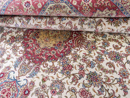 Sehr feiner, handgeknüpfter Khademi Orientteppich mit Ghom Design aus reiner Seide, creme, weiß, rosa. 184x125 cm. Vertrieb durch Jupiter Intl.