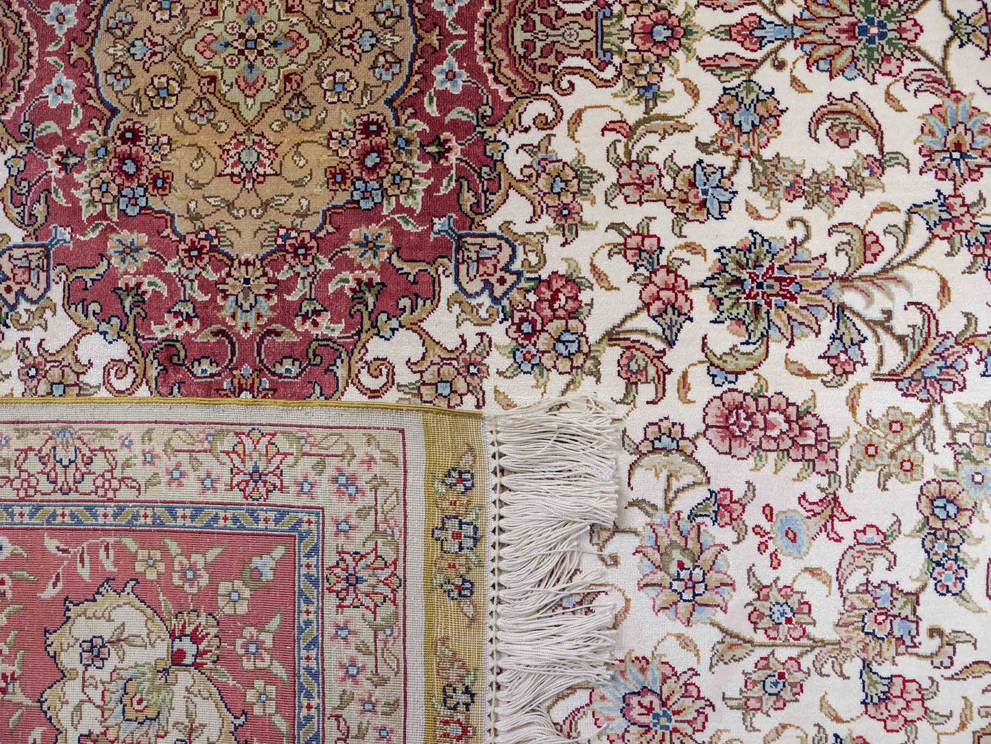 Sehr feiner, handgeknüpfter Khademi Orientteppich mit Ghom Design aus reiner Seide, creme, weiß, rosa. 184x125 cm. Vertrieb durch Jupiter Intl.
