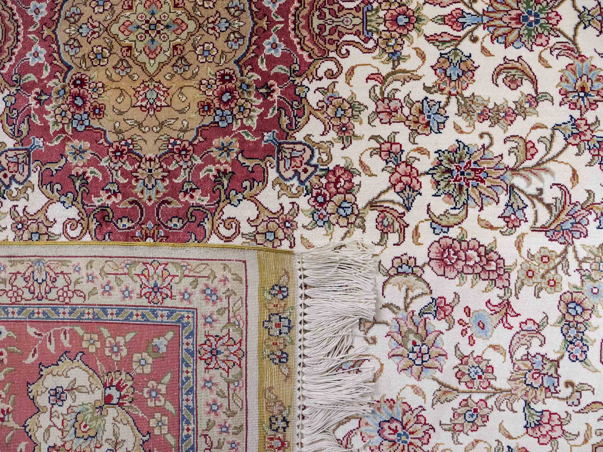 Sehr feiner, handgeknüpfter Khademi Orientteppich mit Ghom Design aus reiner Seide, creme, weiß, rosa. 184x125 cm. Vertrieb durch Jupiter Intl.