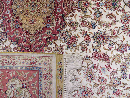 Sehr feiner, handgeknüpfter Khademi Orientteppich mit Ghom Design aus reiner Seide, creme, weiß, rosa. 184x125 cm. Vertrieb durch Jupiter Intl.
