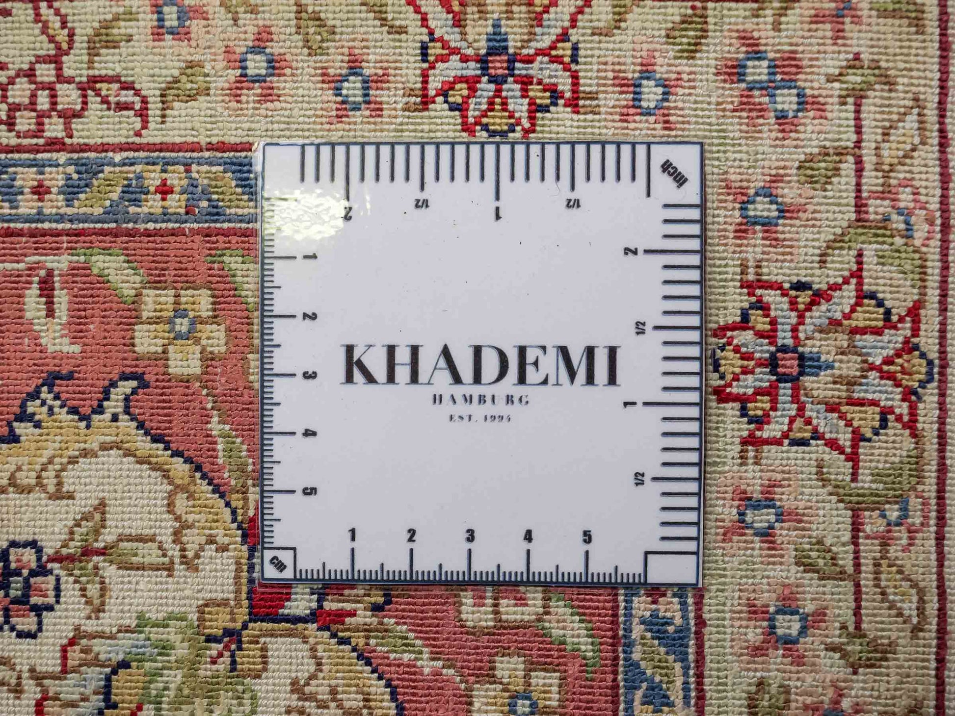 Sehr feiner, handgeknüpfter Khademi Orientteppich mit Ghom Design aus reiner Seide, creme, weiß, rosa. 184x125 cm. Vertrieb durch Jupiter Intl.