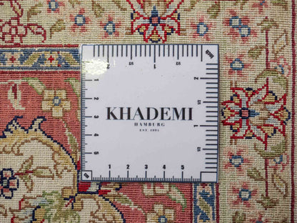 Sehr feiner, handgeknüpfter Khademi Orientteppich mit Ghom Design aus reiner Seide, creme, weiß, rosa. 184x125 cm. Vertrieb durch Jupiter Intl.