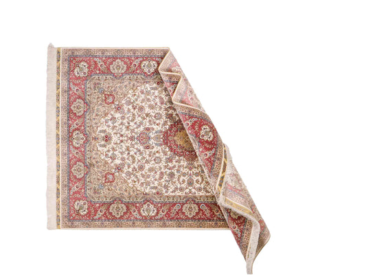 Sehr feiner, handgeknüpfter Khademi Orientteppich mit Ghom Design aus reiner Seide, creme, weiß, rosa. 184x125 cm. Vertrieb durch Jupiter Intl.
