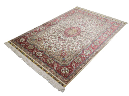 Sehr feiner, handgeknüpfter Khademi Orientteppich mit Ghom Design aus reiner Seide, creme, weiß, rosa. 184x125 cm. Vertrieb durch Jupiter Intl.