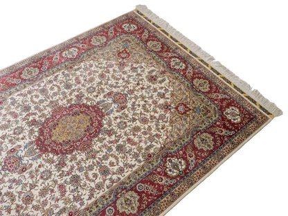 Sehr feiner, handgeknüpfter Khademi Orientteppich mit Ghom Design aus reiner Seide, creme, weiß, rosa. 184x125 cm. Vertrieb durch Jupiter Intl.