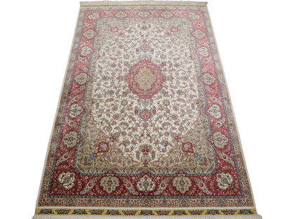 Sehr feiner, handgeknüpfter Khademi Orientteppich mit Ghom Design aus reiner Seide, creme, weiß, rosa. 184x125 cm. Vertrieb durch Jupiter Intl.