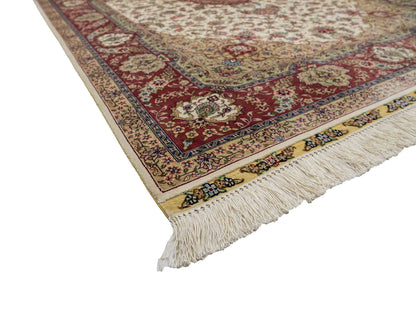 Sehr feiner, handgeknüpfter Khademi Orientteppich mit Ghom Design aus reiner Seide, creme, weiß, rosa. 184x125 cm. Vertrieb durch Jupiter Intl.