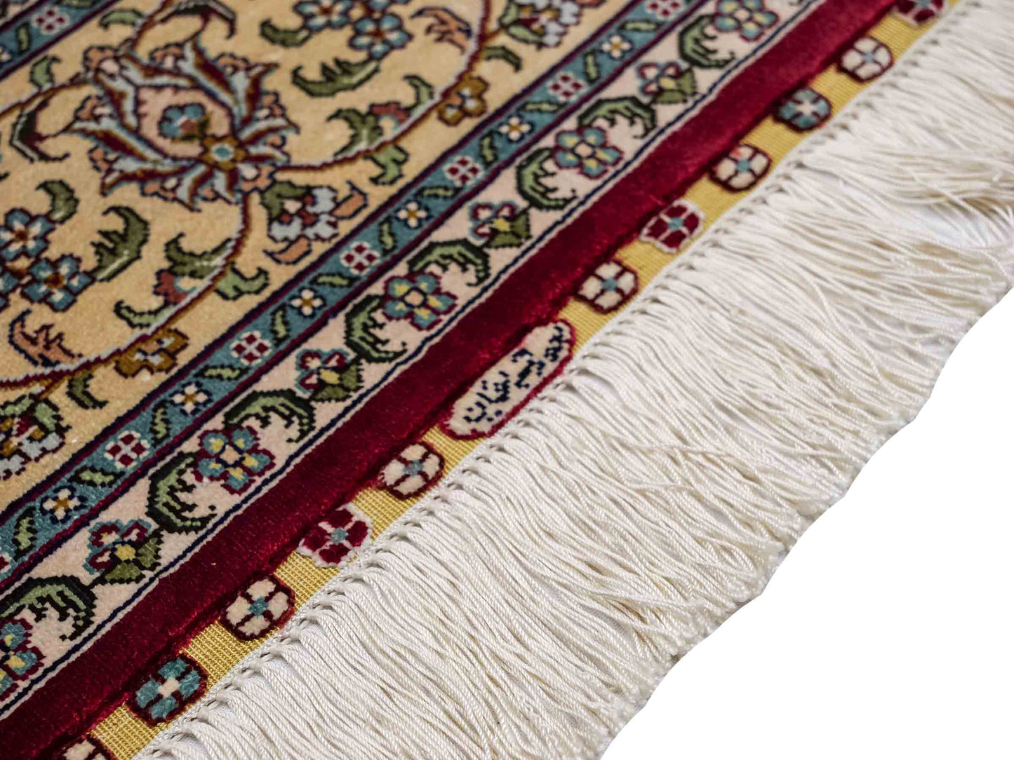 Sehr feiner, handgeknüpfter Khademi Orientteppich mit Ghom Design aus reiner Seide, rot, creme. 185x124 cm. Vertrieb durch Jupiter Intl.