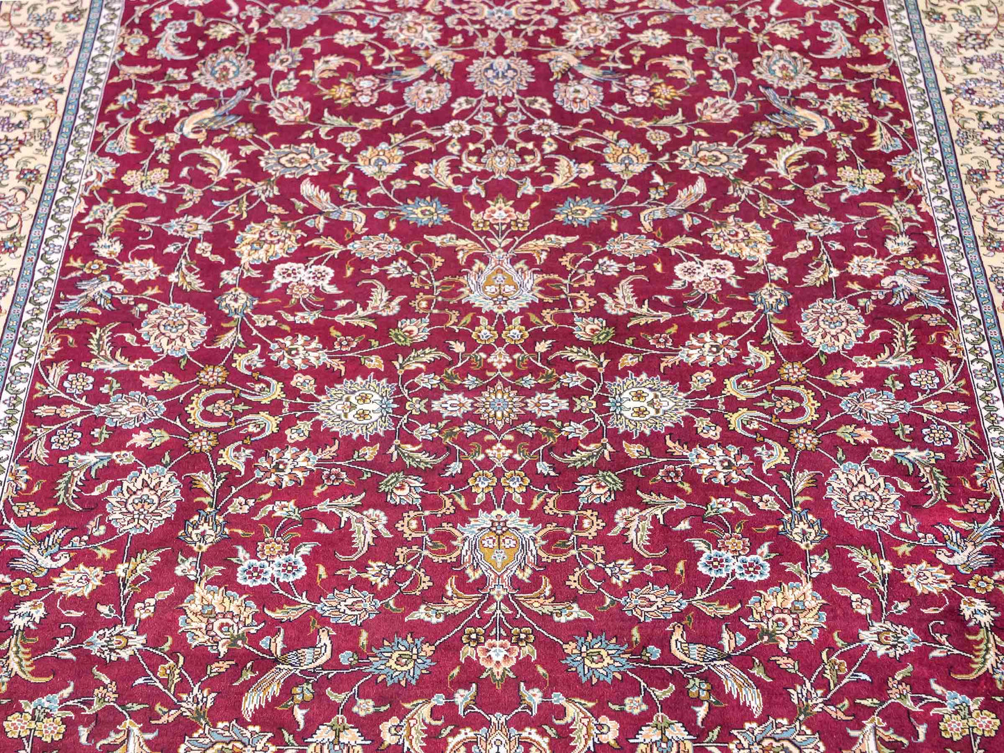 Sehr feiner, handgeknüpfter Khademi Orientteppich mit Ghom Design aus reiner Seide, rot, creme. 185x124 cm. Vertrieb durch Jupiter Intl.