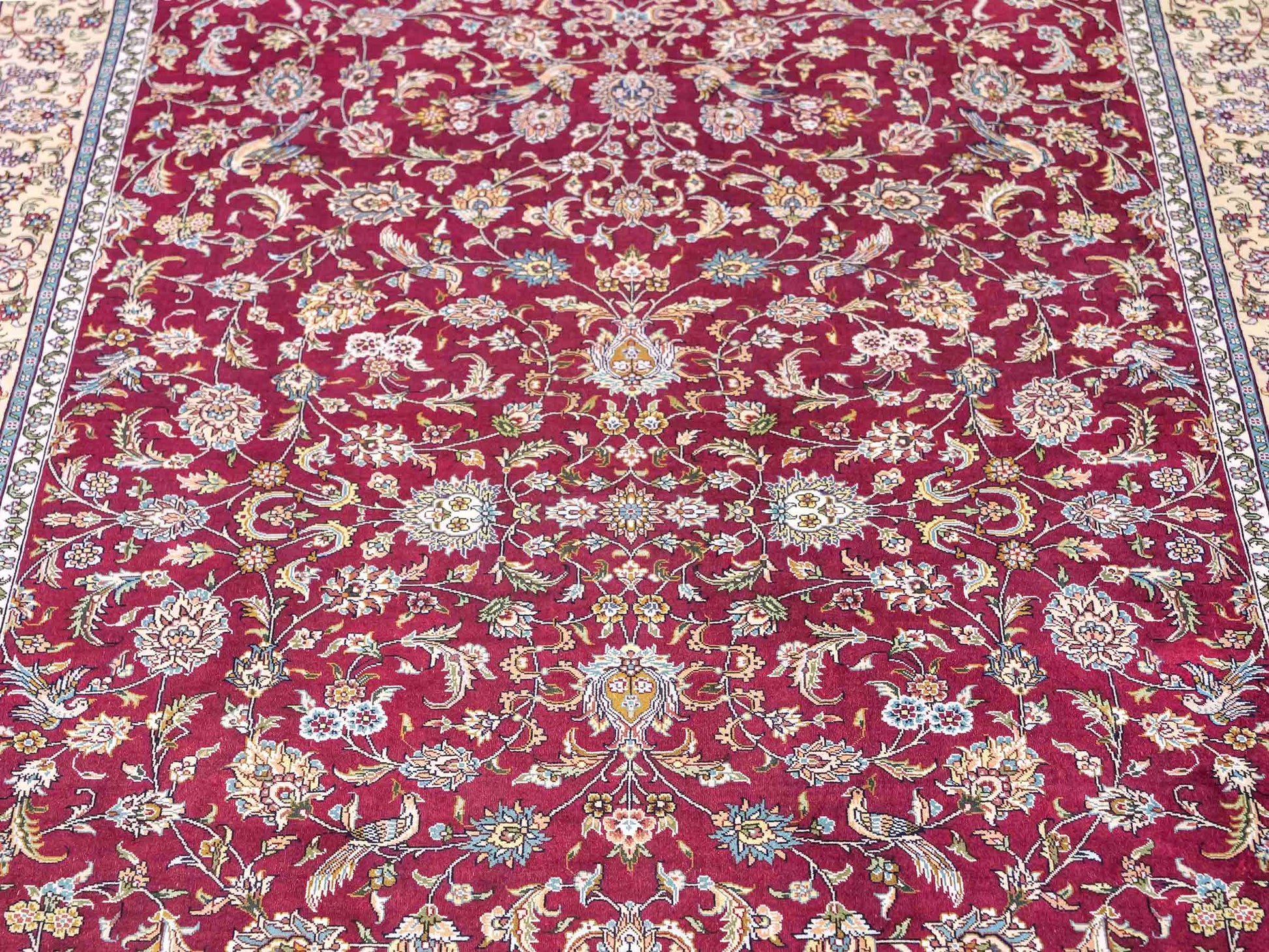 Sehr feiner, handgeknüpfter Khademi Orientteppich mit Ghom Design aus reiner Seide, rot, creme. 185x124 cm. Vertrieb durch Jupiter Intl.