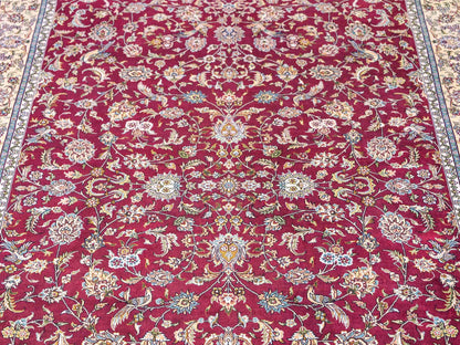 Sehr feiner, handgeknüpfter Khademi Orientteppich mit Ghom Design aus reiner Seide, rot, creme. 185x124 cm. Vertrieb durch Jupiter Intl.