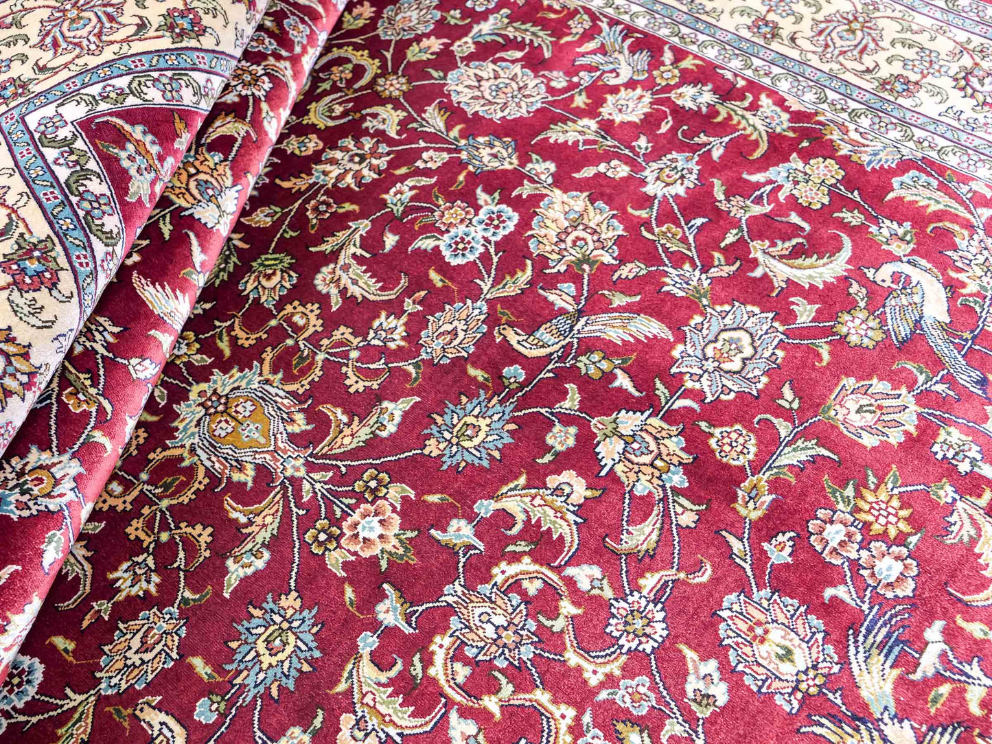 Sehr feiner, handgeknüpfter Khademi Orientteppich mit Ghom Design aus reiner Seide, rot, creme. 185x124 cm. Vertrieb durch Jupiter Intl.