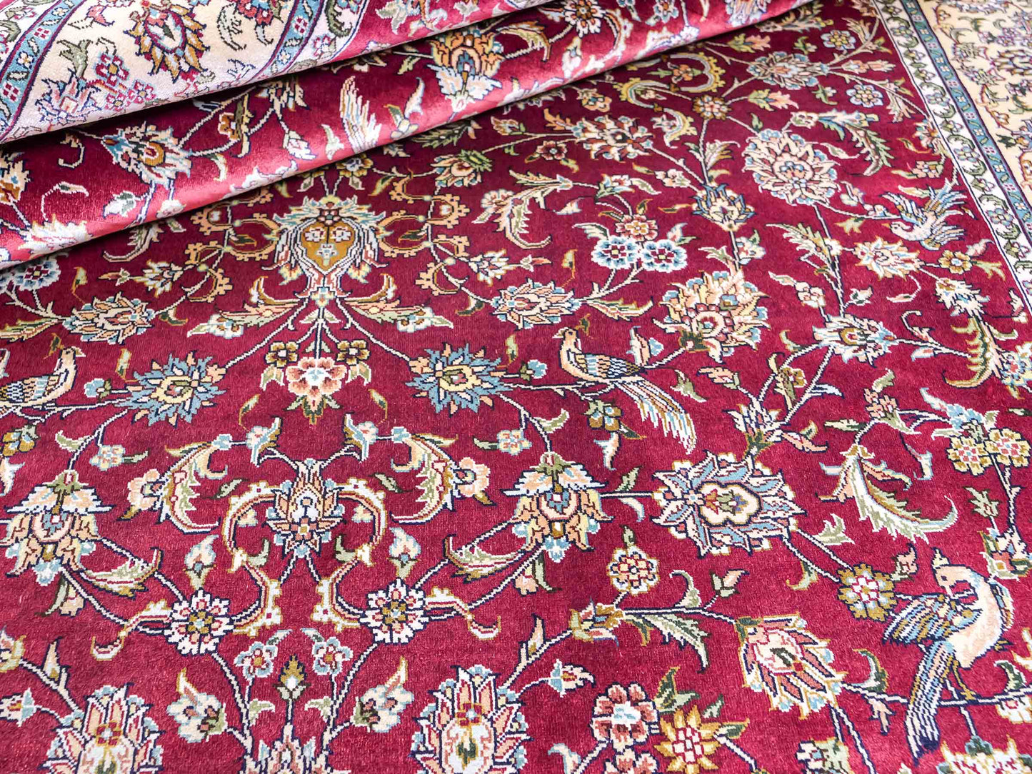 Sehr feiner, handgeknüpfter Khademi Orientteppich mit Ghom Design aus reiner Seide, rot, creme. 185x124 cm. Vertrieb durch Jupiter Intl.