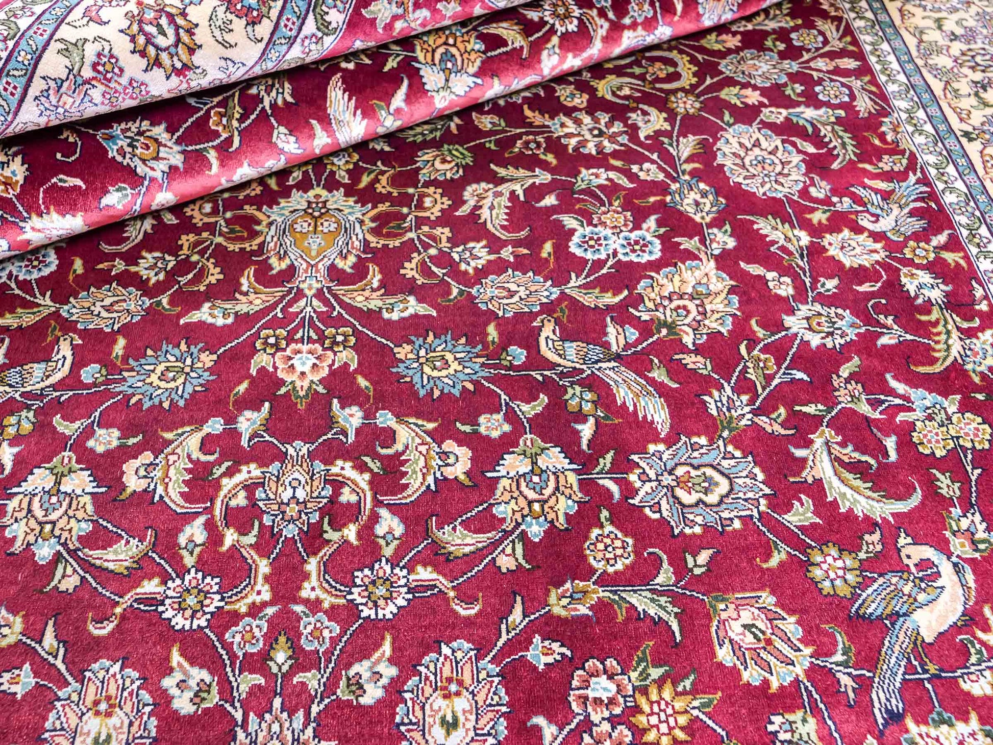 Sehr feiner, handgeknüpfter Khademi Orientteppich mit Ghom Design aus reiner Seide, rot, creme. 185x124 cm. Vertrieb durch Jupiter Intl.