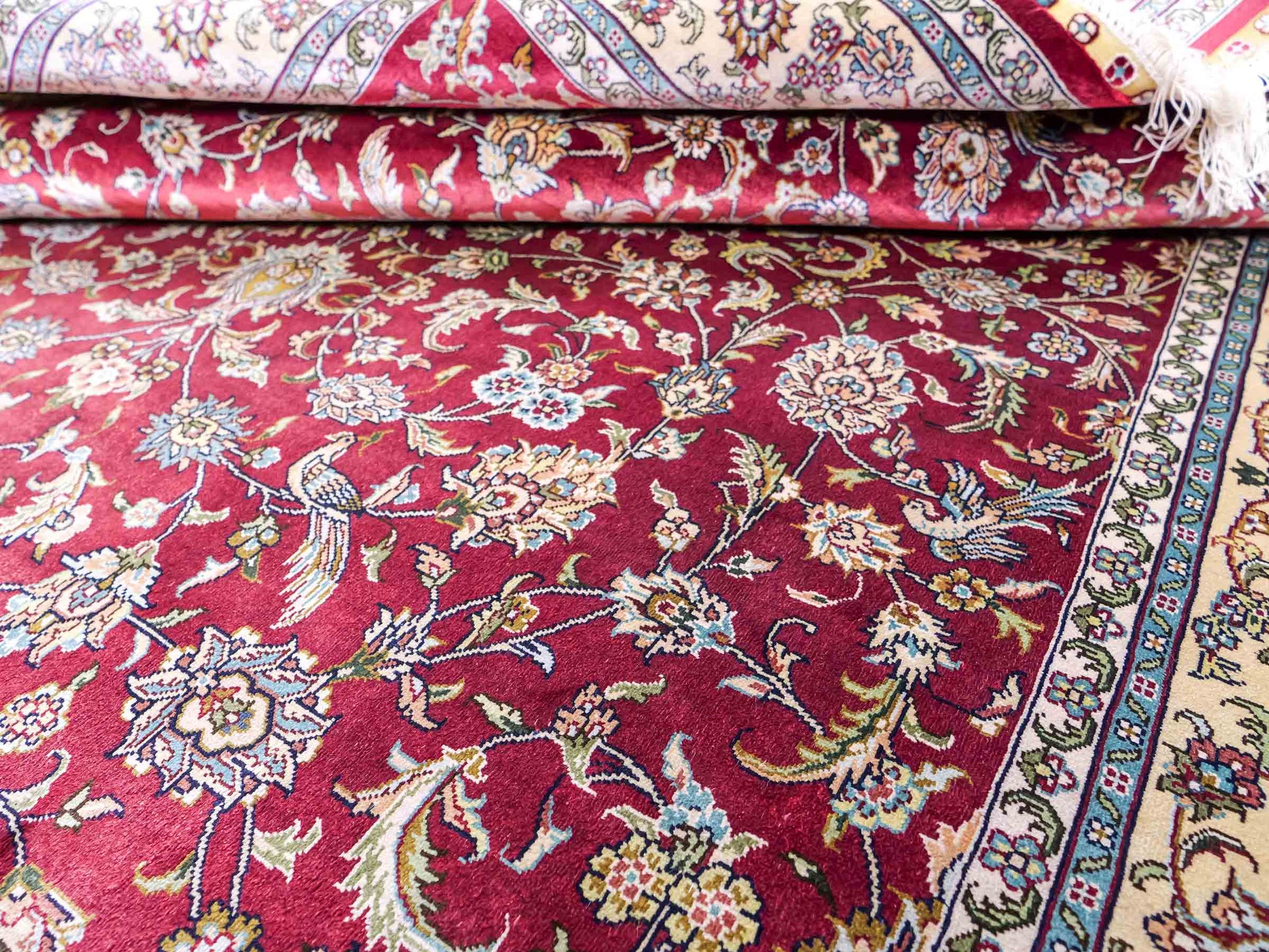 Sehr feiner, handgeknüpfter Khademi Orientteppich mit Ghom Design aus reiner Seide, rot, creme. 185x124 cm. Vertrieb durch Jupiter Intl.