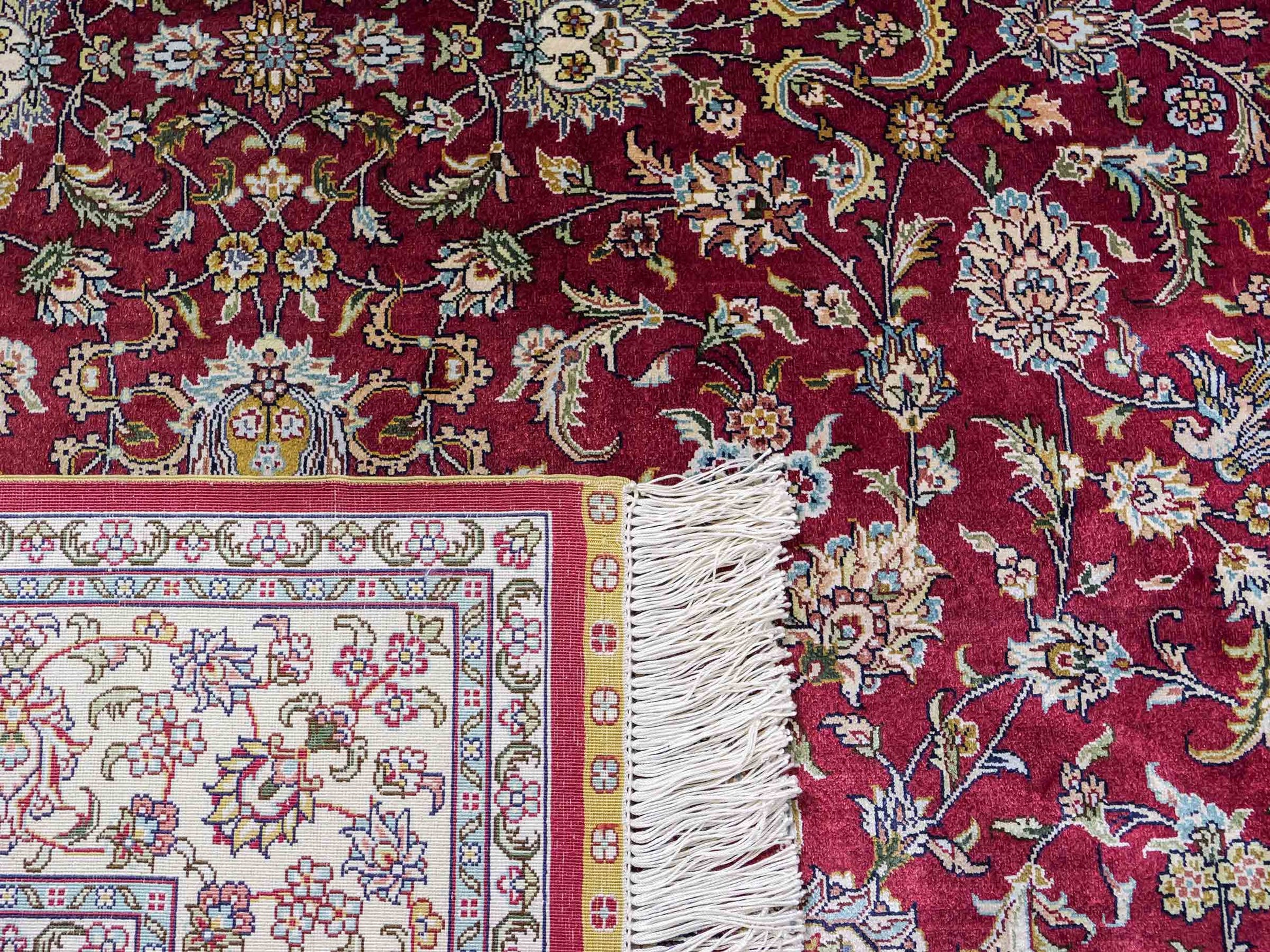 Sehr feiner, handgeknüpfter Khademi Orientteppich mit Ghom Design aus reiner Seide, rot, creme. 185x124 cm. Vertrieb durch Jupiter Intl.