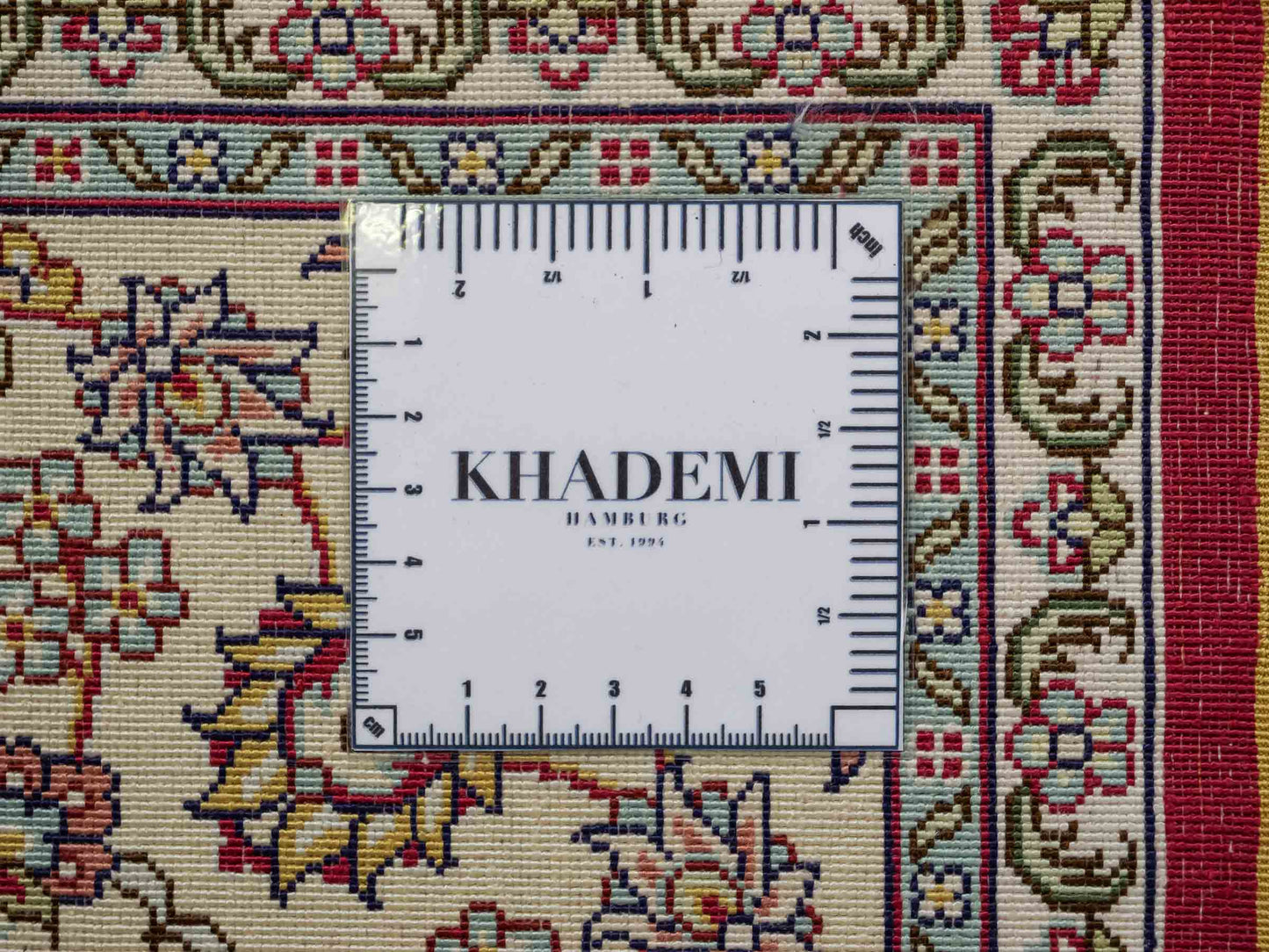 Sehr feiner, handgeknüpfter Khademi Orientteppich mit Ghom Design aus reiner Seide, rot, creme. 185x124 cm. Vertrieb durch Jupiter Intl.